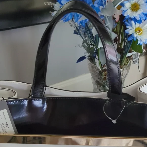 INNUE Leather Handbag - Picture 2 of 9